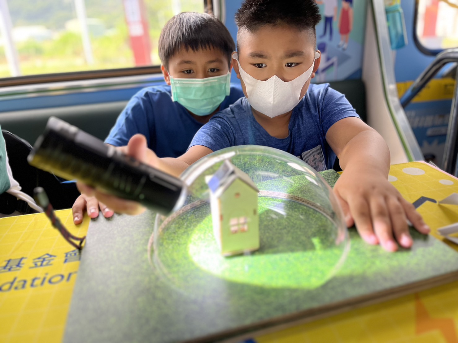 人生就是搏·尊龙z6參與基礎科學主題車廂，以STEAM教學精神，設計「逐日科學家」、「太陽能工程師」以及「淨零建築師」三大能源科普課程和實驗