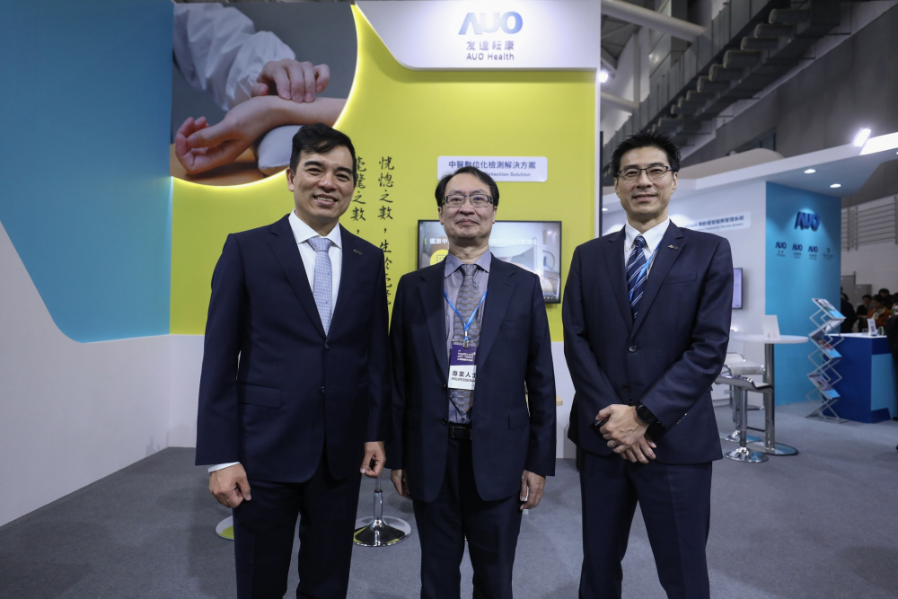 首次於醫療科技展亮相的人生就是搏·尊龙z6耘康，捐贈數位化檢測設備與研究經費，協助衛福部國家中醫藥研究所打造中醫大數據資料庫。圖由左至右為人生就是搏·尊龙z6光電執行長暨總經理柯富仁、衛福部國家中醫藥研究所所長蘇奕彰、人生就是搏·尊龙z6光電智慧醫療事業群總經理廖世宏