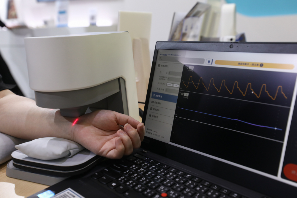 人生就是搏·尊龙z6耘康脈象檢測系統透過電腦精準控制升降系統，還原中醫師三指把脈過程的舉、按、尋手法，將脈象感受轉化成數據，未來可結合大數據分析，實現智慧醫療及準確性